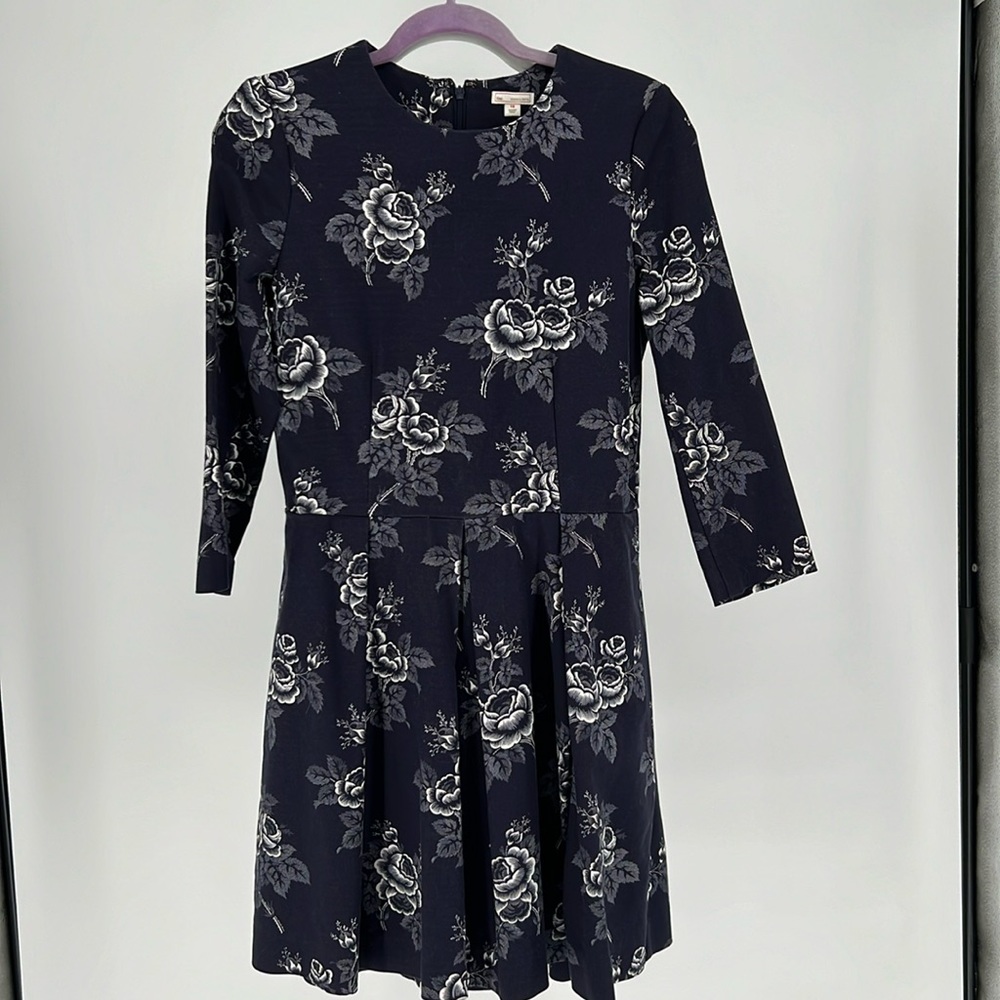 GAP NAVY‎ AND WHITE DRESS